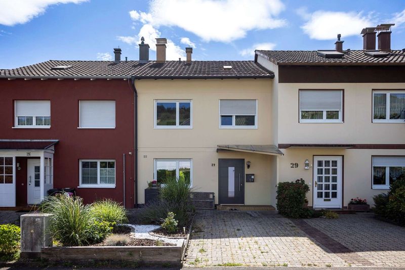 PLATZWUNDER in Altweil: RMH mit 4 Zimmern, Traumterrasse, ausbaufähigem DG, Stellplatz uvm.